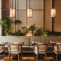 Ensemble de mobilier commercial moderne pour restaurant : chaises en rotin et bois, tables à manger en bois, banquette en tissu pour café et hôtel