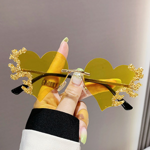 2024新しいヴィンテージセクシーハートカラフルサングラス女性用ラグジュアリーダイヤモンドリムレスサングラスレディースレトロヒップホップクールアイウェア - Product Image 5
