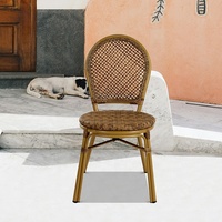 de salle à manger brun français moderne en aluminium et osier pour patio, chaises de bistrot en rotin pour café et jardin.