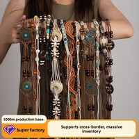 Ceinture en chaîne métallique épaisse de style ethnique bohème avec boucle à verrouillage automatique en alliage, détails tissés à la main et accents de pompons délicats