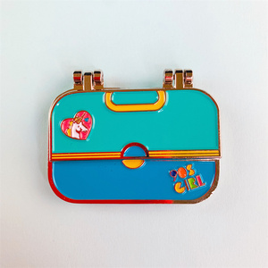 Épinglette à revers personnalisée en forme de boîte à maquillage, pliable, à charnière, dorée, coulissante, mobile, en émail, avec charnière - Product Image 5