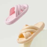 Sandales d'hiver chaudes pour femmes en EVA à plateforme, avec brides croisées, antidérapantes, à bout en acier, semelle épaisse, type sabot ou pantoufle de toilette
