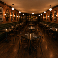 Ensemble de mobilier de restaurant Ron Group Cafe : banquette en cuir capitonnée à dossier haut, ensemble de chaises en bois courbé, table carrée en bois