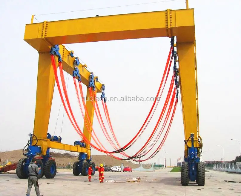 Shipyard using Mobile 200 ton 300 ton heavy duty travelling boat lift crane with wheels 360 degree rotation