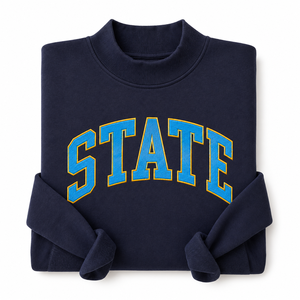 Sweat-shirt à col rond de style universitaire personnalisé avec lettres en chenille et design de texte cintré pour les tenues d'esprit universitaire - Product Image 2