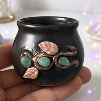 Pot de rangement en forme de chaudron de sorcière 5,8x4,7 cm, pot en céramique noir incrusté de cristal naturel, porte-allumettes d'autel Wicca, mini chaudron décoratif