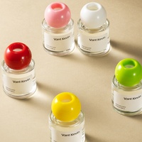 Diffuseur à bâtonnets en verre transparent 50 ml avec bouchon coloré et bâtonnets en rotin assortis, parfum personnalisé OEM pour la décoration de la maison et de la chambre