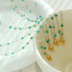 Collier personnalisé en acier inoxydable plaqué or 18 carats avec perles de cristal bleu-vert et pendentif fleur de tulipe pour filles - Product Image 4
