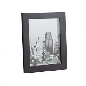 Marco de Fotos de Resina Contemporáneo Hecho a Mano para Montaje en Pared, Orientación Vertical - Product Image 1