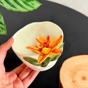 Tasse à café en porcelaine faite à la main avec motif floral en relief 3D, dessin sous glaçure, design rétro de luxe léger, compatible lave-vaisselle et micro-ondes - Product Image 2