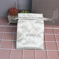 Sacs de rangement pour bijoux en satin de soie de luxe personnalisés, sacs cadeaux avec cordon de serrage en satin et logo brodé