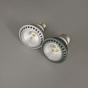 Projecteur LED <span class=keywords><strong>UVB</strong></span> rond en alliage de haute qualité E27-10.0 avec lumière blanche uniforme et brillante, équipement standard pour terrariums de reptiles - Product Image 1
