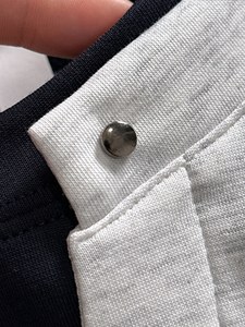 Camiseta <span class=keywords><strong>Henley</strong></span> Casual de Manga Corta para <span class=keywords><strong>Hombre</strong></span>, Estilo Americano, con Cuello en V, Contraste de Colores y Logotipo Bordado Pequeño - Product Image 4