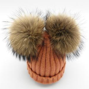 <span class=keywords><strong>Bonnet</strong></span> en laine torsadée avec oreilles en fourrure de raton laveur et double <span class=keywords><strong>pompon</strong></span> pour adultes et enfants - Product Image 5