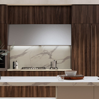 Armoires de cuisine modernes minimalistes entièrement blanches sans poignées, design intégré gain de place, armoires de cuisine personnalisables pour la maison