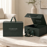 Boîte cadeau magnétique pliable de luxe vert foncé gaufrée avec logo personnalisé, ruban satiné et poignée, emballage rigide en papier pour vêtements et cosmétiques