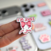 Adesivo per Telefono in Smalto Personalizzato alla Moda 2026 |   Design con citazione di Queen/Dream |   Spilla Decorativa Personalizzabile a Tema Arabo, Pronta per la Produzione