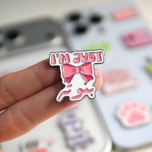 Adesivo per Telefono in Smalto Personalizzato alla Moda 2026 |   Design con citazione di <span class=keywords><strong>Queen</strong></span>/Dream |   Spilla Decorativa Personalizzabile a Tema Arabo, Pronta per la Produzione - Product Image 3