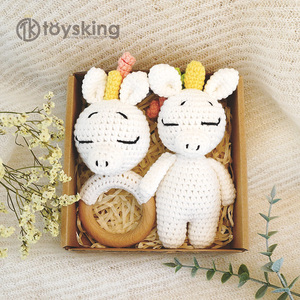 Ensemble apaisant pour bébé avec adorable licorne en crochet, bavoirs, <span class=keywords><strong>attache</strong></span>-sucette - Ensemble cadeau pour nouveau-né de 6 pièces - Product Image 3