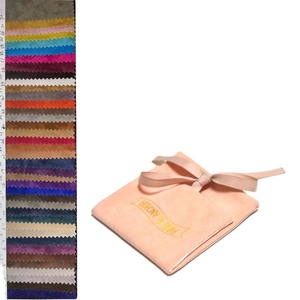Nouveauté : Pochette à parfum personnalisée avec logo doré imprimé, en daim rose pêche, doublure satinée, rabat enveloppe et ruban - Product Image 4