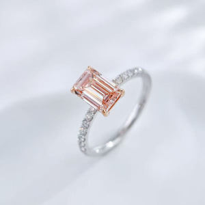 Anello di fidanzamento di lusso leggero in PT950 oro rosa 18K con diamante rosa taglio smeraldo coltivato in laboratorio e pietre laterali certificate IGI a 4 griffe - Product Image 2