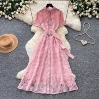 Robe décontractée élégante rose pour femme, coupe trapèze, manches courtes, ceinture, broderie florale, longueur midi, pour le quotidien et les soirées