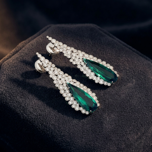 Boucles d'oreilles pendantes de luxe en platine et émeraude, serties de diamants pavés - Product Image 3