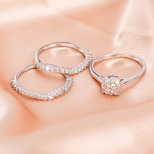 Set di Tre Anelli Geometrici con Zirconi Quadrati per Donne, Gioielli Scintillanti per Matrimonio e Moda - Product Image 6