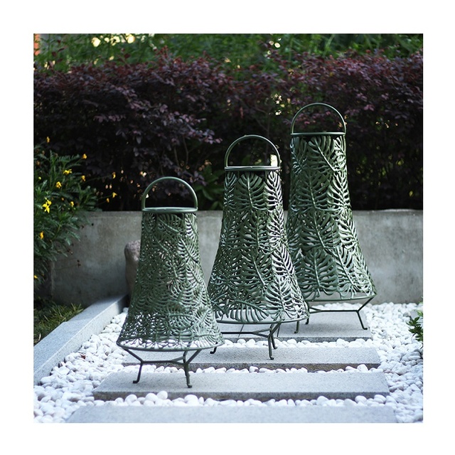 Solar Lantern in Leaf Design for Courtyard Decoration Outdoor Hanging Metal Solar Lantern for Home Decor