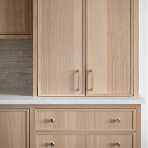 Armoire minimaliste à cadre fin de style Shaker, équipée d'un éclairage intégré, en chêne blanc brillant profond et avec un vitrine en verre sur mesure. - Product Image 3