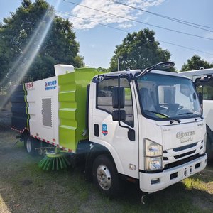 Balayeuse routière ISUZU, avec un réservoir d'eau de 5 mètres cubes et un bac à déchets de 5 mètres cubes, conforme aux normes d'émission Euro VI. - Product Image 3