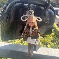 Pendentif de poupée mode artisanale pour fille avec casquette de baseball marron, breloque de sac style décontracté avec cordon réglable
