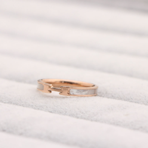 न्यूनतम एच सफेद शेल स्टेनलेस स्टील की अंगूठी ठंडा शैली गुलाब सोने की अंगूठी इंटरनेट सेलिब्रिटी फैशन हॉट गहने - Product Image 4