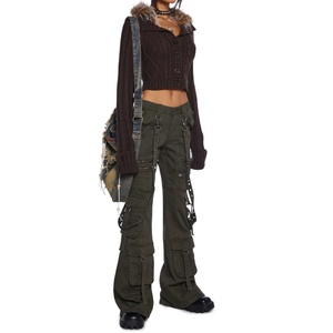 Nouveautés : Jeans cargo taille basse en twill extensible à multiples poches, coupe slim, style évasé avec bretelles, vente en gros - Product Image 2