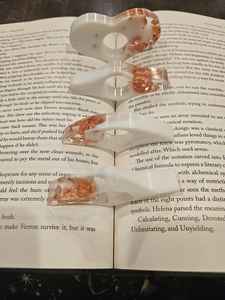 Porte-page en résine et en bois, accessoire de lecture élégant et durable, poignée confortable, parfait pour les livres - Product Image 2