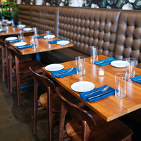Meubles de restaurant modernes sur mesure, table et chaises en bois massif avec pieds en métal pour café, hôtel