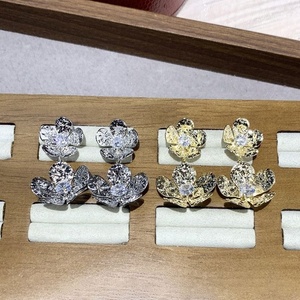 Pendientes de tuerca de aleación de zinc con forma de flor a la moda, con engaste de canal, joyería exquisita para mujer, accesorios de moda para fiestas que combinan con todo. - Product Image 3