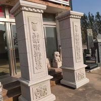 Colonne architecturale carrée en pierre creuse beige moderne sur mesure avec base à capitale cannelée pour la décoration de villas et d'hôtels