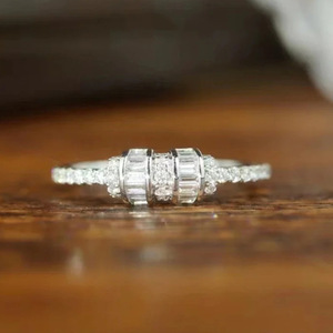 Anello di Fidanzamento Q888 per Donna in Oro Bianco con Diamanti Taglio Baguette e Pietre Laterali Naturali Colore G - Product Image 2