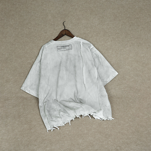 T-shirt da uomo bianca in cotone lavato effetto vintage, con stampa DTG, effetto sbiadito dal sole e strappi distressed - Product Image 2