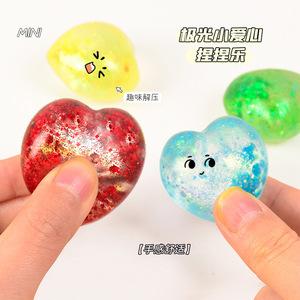 Juguetes pequeños antiestrés y para desahogar el estrés con forma de corazón de maltosa de rebote lento, divertidos para apretar, de la fábrica Mini Heart-Shaped Pinching Fun. - Product Image 2