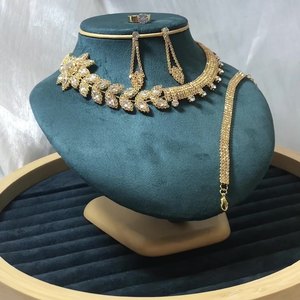 Ensemble de bijoux luxueux plaqué or avec strass et zircon scintillant, colliers, bracelets, bagues, boucles d'oreilles dans un style romantique - Product Image 4