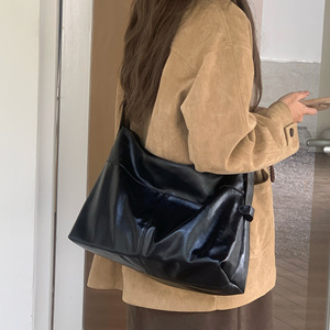 กระเป๋าสะพายไหล่หนังนิ่มสำหรับผู้หญิง สีดำ ความจุขนาดใหญ่ ตัวล็อคแม่เหล็ก กระเป๋าสะพายข้างสำหรับใช้ในชีวิตประจำวัน ฤดูหนาว 2025 - Product Image 1