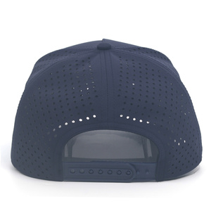 Casquette de baseball imperméable personnalisée en gros à 5 panneaux avec perforations découpées au laser pour le sport - Product Image 5