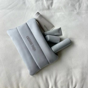 Pochette Dragonne Matelassée Grise de Style Doudoune en Néoprène Imperméable avec Logo Personnalisé, Trousse de Maquillage Rembourrée en Néoprène - Product Image 1