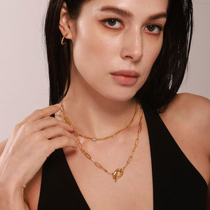Collier personnalisé en gros en acier inoxydable 316L plaqué or 14k 18k avec chaîne à maillons trombone, fermoir OT et breloque cœur pour femme - Product Image 3