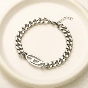 Nuovo Arrivo Bracciale da <span class=keywords><strong>Donna</strong></span> con Lettere di Marchi Famosi in Acciaio Inossidabile Impermeabile con Catena a Maglia Cubana di Design - Product Image 1