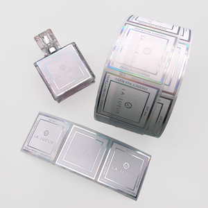 Rollo de etiquetas adhesivas con logotipo personalizado resistente al agua, etiquetas de embalaje de vinilo para botellas de cosméticos, etiquetas impresas con calidad superior - Product Image 6