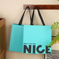 Sac cadeau rigide en papier d'art de luxe personnalisé avec poignée en ruban sans bordure pour emballage de boutique