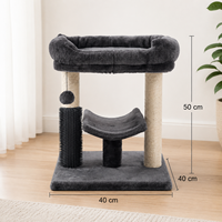 Arbre à chat compact avec brosse de toilettage en peluche, perchoir incurvé et griffoir en sisal